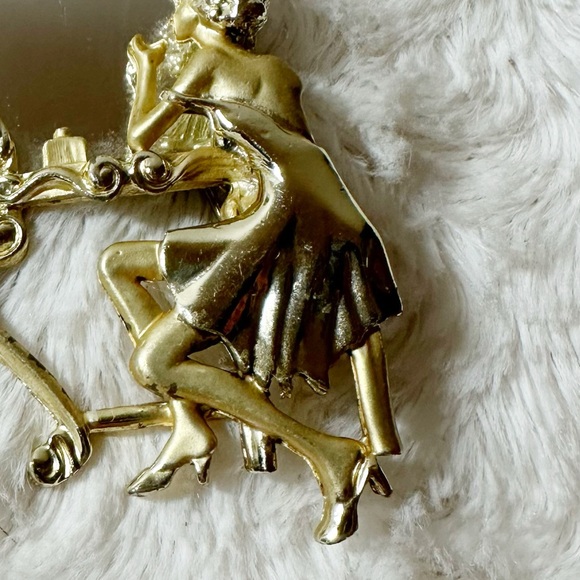 Vintage Signed AJC Lady in Vanity Mirror Gold Tone Pin - Picture 3 of 3